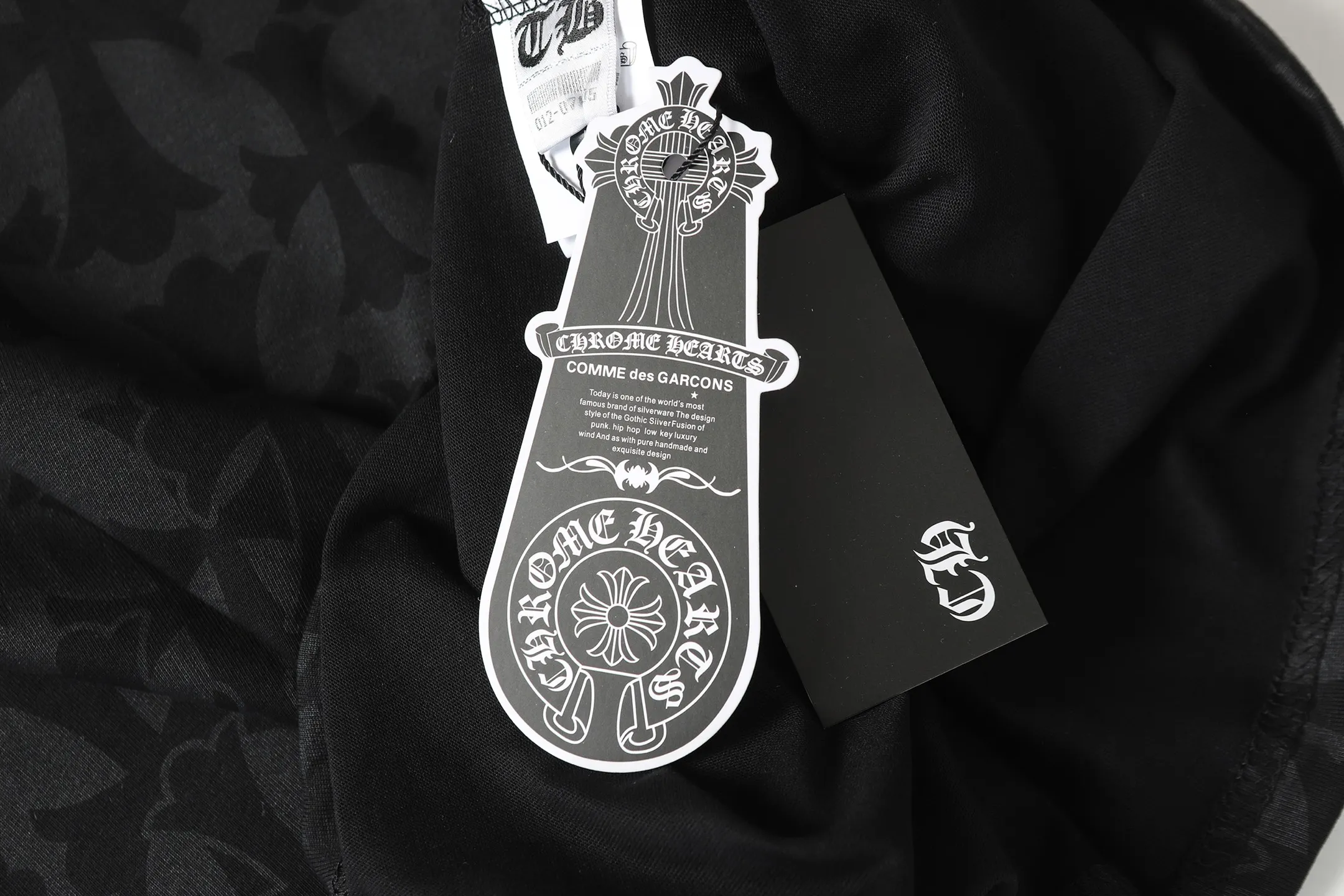 P170 Chrome Hearts CH Chrome Hearts Dark Pattern Horseshoe Sanskrit Short Sleeve T-shirt Uses direct injection imported machine printing Hardware and accessories are milled and customized Correctly configured Black 2025 Chrome Hearts authentic packaging 260 grams of custom-dyed double-yarn cotton Large version Loose and stylish Differentiated from lower versions Slim and long version The upper body stretches the hips 100% commitment: top quality Not fast food The highest version on the market Top quality - different from the ordinary versions on the market If you care about quality, you should also respect the price. Absolutely 0 after-sales service and 0 return rate so far. It’s hard not to love the style - 260g double yarn cotton custom dyed fabric - Correct high-density main mark, washed tag, hand-sewn